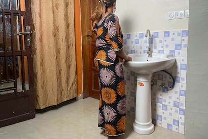 Anifa, una mujer de República Democrática del Congo que denunció abusos sexuales, en su vivienda en la ciudad de Goma, el 5 de marzo de 2021. (Foto AP /Kudra Maliro)