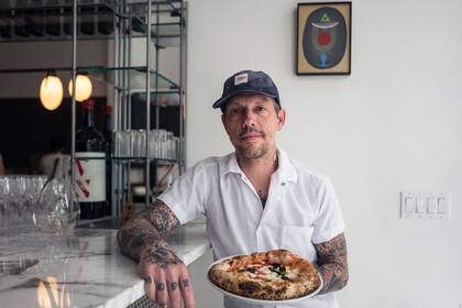 Anthony Mangieri, propietario de Una Pizza Napoletana , quien se mostró visiblemente emocionado por alcanzar por tercera vez consecutiva el primer puesto de la lista de Estados Unidos
