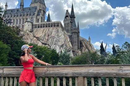 Antonela Roccuzzo posó en la recreación de Hogwarts del parque Universal Orlando