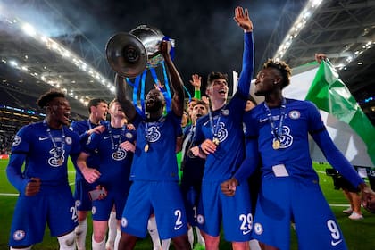 Antonio Rudiger levanta el trofeo: Chelsea, campeón de la Champions League.