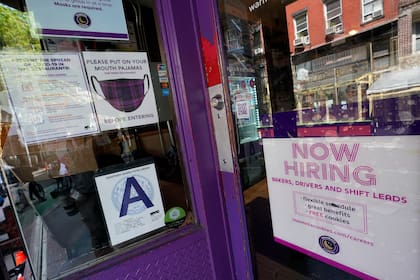 Anuncios sobre empleos disponibles en Greenwich Village en Manhattan, en la ciudad de Nueva York. Foto tomada el 4 de mayo del 2021.  (Foto AP/Mary Altaffer)