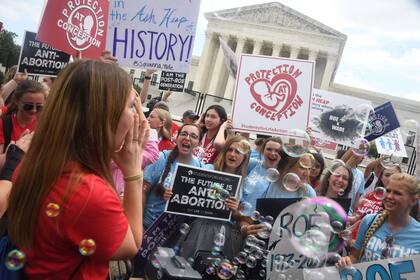 Archivo.- Activistas antiabortistas frente al Tribunal Supremo de EE.UU. en Washington DC