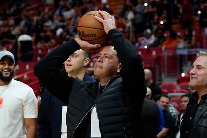 ARCHIVO -Alex RodrÍguez, dueño minoritario de los Timberwolves de Minnesota, equipo de la NBA, apunta para tratar de encestar previo al inicio de la primera mitad del juego de baloncesto en contra del Heat de Miami, el sábado 12 de marzo de 2022, en Miami. (AP Foto/Marta Lavandier, Archivo)