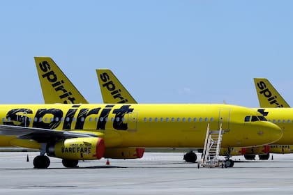 ARCHIVO - Aviones de Spirit Airlines están en la pista del Aeropuerto Internacional de Orlando en Orlando, Florida, 20 de mayo de 2020. JetBlue comprará a Spirit Airlines por 3.800 millones de dólares, se informó el jueves 28 de julio de 2022. (AP Foto/Chris O'Meara, File)