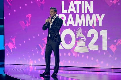 ARCHIVO - Carlos Rivera habla en la 22a entrega del Latin Grammy el 18 de noviembre de 2021, en el MGM Grand Garden Arena en Las Vegas. Rivera se muestra sin recelo en el álbum "Sincerándome", el primero que lanza con canciones exclusivamente de su autoría. (Foto AP/Chris Pizzello, archivo)