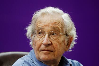 ARCHIVO - El académico estadounidense Noam Chomsky asiste a una conferencia en la Universidad Islámica el 20 de octubre de 2012, en Gaza. La esposa de Chomsky', Valeria Wasserman Chomsky, dijo el martes 18 de marzo de 2024 que los reportes sobre la muerte de su esposo eran falsos. (Foto AP/Hatem Moussa, archivo)