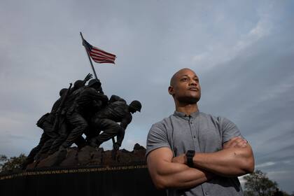 Archivo - El mayor reservista de la infantería de Marina Tyrone Collier posa frente al monumento a los infantes de Marina de Estados Unidos el 17 de abril de 2021, cerca de su casa en Arlington, Virginia. (AP Foto/Cliff Owen, Archivo)