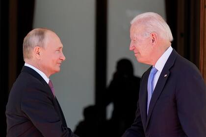 ARCHIVO - El presidente de Estados Unidos, Joe Biden, y el presidente de Rusia, Vladimir Putin, llega a la "Villa la Grange" en Ginebra, Suiza, el 16 de junio de 2021. (AP Foto/Patrick Semansky, Archivo)
