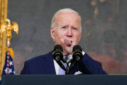 ARCHIVO _ El presidente estadounidense Joe Biden tose al hablar sobre la inflación en la Casa Blanca el 28 de julio el 2022. (AP Foto/Susan Walsh)