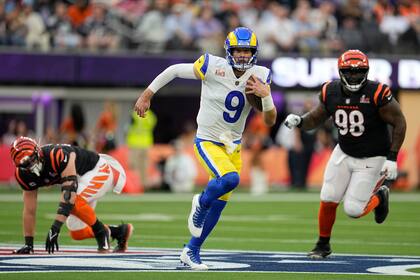 ARCHIVO - El quarterback Matthew Stafford (9), de los Rams de Los Ángeles, corre con el balón en la primera mitad del Super Bowl ante los Bengals de Cincinnati, el 13 de febrero de 2022, en Inglewood, California. (AP Foto/Marcio Jose Sanchez, archivo)
