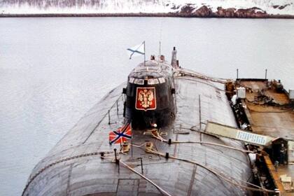 ARCHIVO - El submarino nuclear ruso Kursk es visto en una base de la Marina de Rusia en Vidyayevo, Rusia, en mayo de 2000. (AP Foto/archivo)