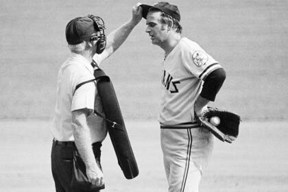 ARCHIVO - El umpire John Flaherty busca alguna sustancia indebida en la gorra de Gaylord Perry, de los Indios de Cleveland, durante un juego ante los Cerveceros de Milwaukee, el 3 de septiembre de 1973 (AP Foto/archivo)