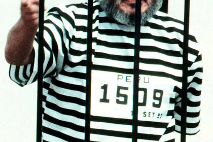 ARCHIVO - En esta foto de archivo de septiembre de 1992, Abimael Guzmán, el fundador y líder de Sendero Luminoso, grita desde una celda después de ser capturado en Lima, Perú. El gobierno peruano informó el sábado 11 de septiembre de 2021 que Guzmán murió en la cárcel militar en la que se encontraba preso (AP Foto de Archivo)