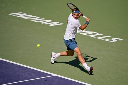 ARCHIVO - En esta foto del 15 de marzo de 2019, Roger Federer devuelve ante Hubert Hurkacz en el Abierto de Indian Wells. (AP Foto/Mark J. Terrill, archivo)