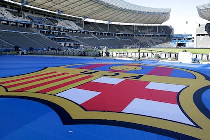 ARCHIVO - En esta foto del 5 de junio de 2015, aparece el escudo del Barcelona en el Estadi Olímpico de Berlín (AP Foto/Michael Sohn, archivo)