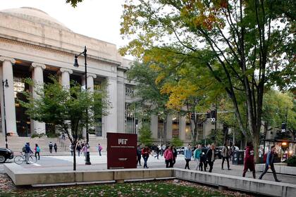 ARCHIVO - En esta fotografía de archivo del 21 de octubre de 2015, estudiantes caminan en el campus del Instituto de Tecnología de Massachusetts, en Cambridge, Massachusetts. (AP Foto/Michael Dwyer, archivo)