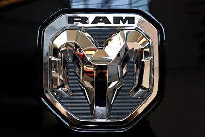 ARCHIVO - En esta fotografía del 13 de febrero de 2020 se muestra el logo de Ram en un evento de automóviles en Pittsburgh. (AP Foto/Gene J. Puskar, Archivo)