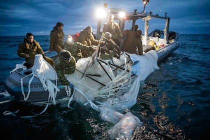 ARCHIVO - En esta fotografía suministrada por la Marina de EEUU, marinos recuperan los restos de un globo espía cerca de la costa de Myrtle Beach, Carolina del Sur, el 5 de febrero de 2023. (U.S. Navy vía AP)
