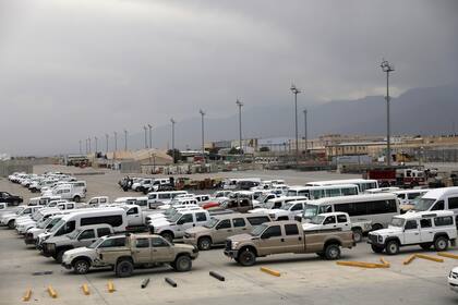 ARCHIVO - En esta imagen del 5 de julio de 2021, vehículos estacionados en el Aeródromo de Bagram después de que el Ejército estadounidense abandonara la base, en la provincia de Parwan, al norte de Kabul, Afganistán. (AP Foto/Rahmat Gul, Archivo)