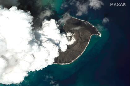 ARCHIVO - En esta imagen por satélite tomada por Maxar Technologies se ve el volcán Hunga Tonga Hunga Ha'apai en Tonga, el 24 de diciembre de 2021. (Imagen por satélite ©2022 Maxar Technologies via AP, Archivo)