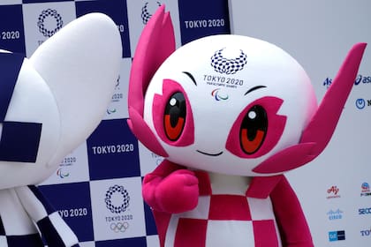 ARCHIVO - En imagen de archivo del 22 de julio de 2018, la mascota de los Juegos Paralímpicos de Tokio, "Someity", es presentada en un evento en Tokio. (AP Foto/Eugene Hoshiko, archivo)