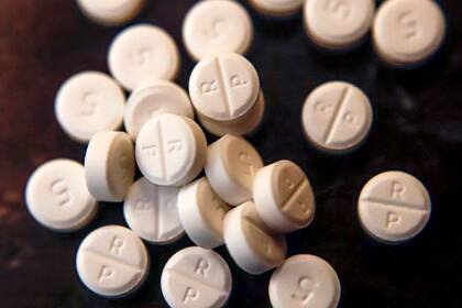 ARCHIVO - Esta foto del 17 de junio del 2019 muestra píldoras del analgésico OxyContin. (AP Foto/Keith Srakocic)