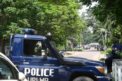 ARCHIVO - Fuerzas de seguridad congoleñas vigilan las calles en Kinshasa, República Democrática del Congo, el domingo 19 de mayo de 2024, después que el ejército del país informó que "frustró un golpe de Estado" y arrestó a los perpetradores tras un enfrentamiento armado. (AP Foto/Samy Ntumba Shambuyi, Archivo)