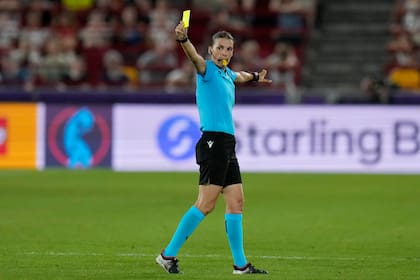 ARCHIVO - La árbitro francesa Stephanie Frappart saca una tarjeta amarilla druante el partido entre Alemania y España por la Eurocopa femenina en Londres, el 12 de julio de 2022. (AP Foto/Alessandra Tarantino, File)