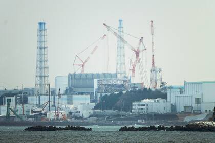 ARCHIVO - La central nuclear de Fukushima Daiichi vista desde el puerto pesquero de Ukedo, en la localidad de Namie, en el noreste de Japón, el miércoles 2 de marzo de 2022. (AP Foto/Hiro Komae, Archivo)