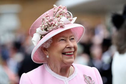 ARCHIVO - La reina Isabel II de Gran Bretaña llega el miércoles 29 de mayo de 2019 a una fiesta real en el jardín del Palacio de Buckingham, en Londres. (Yui Mok/Pool Photo vía AP, Archivo)