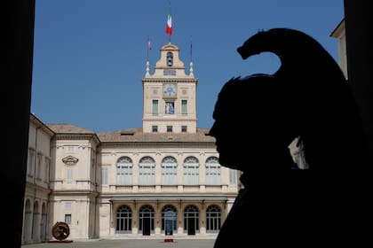 ARCHIVO - La silueta de un guardia presidencial se ve ante el patio del Quirinale, el palacio presidencial de Roma, el jueves 29 de agosto de 2019. (AP Foto/ Andrew Medichini, Archivo)