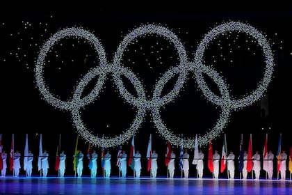 ARCHIVO - Los anillos olímpicos durante la ceremonia de clausura de los Juegos Olímpicos de Invierno Beijing 2022, el 20 de febrero de 2022. (AP Foto/Natacha Pisarenko)