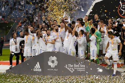 ARCHIVO - Los jugadores del Real Madrid celebra tras derrotar al Athletic Bilbao en la final de la Supercopa española en Riad, Arabia Saudí. (AP Foto/Hassan Ammar, File)