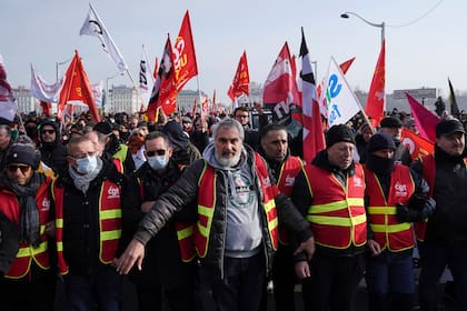 ARCHIVO - Manifestantes de un sindicato protestan contra una propuesta para reformar el sistema de pensiones, en Lyon, Francia, el viernes 24 de enero de 2020. (AP Foto/Laurent Cipriani, Archivo)
