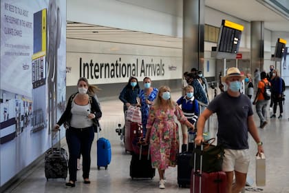 ARCHIVO - Pasajeros llegan a la Terminal 5 del Aeropuerto Heathrow de Londres, el 2 de agosto de 2021. (AP Foto/Matt Dunham, archivo)
