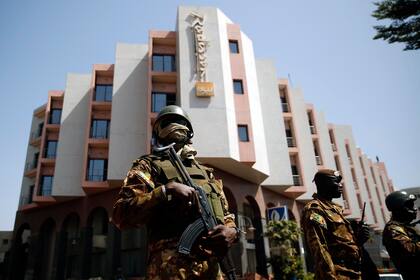 ARCHIVO - Soldados montan guardia frente al hotel Radisson Blu antes de la visita del presidente de Mali, Ibrahim Boubacar Keita, en Bamako, Mali, el 21 de noviembre de 2015. (AP Foto/Jerome Delay, archivo)