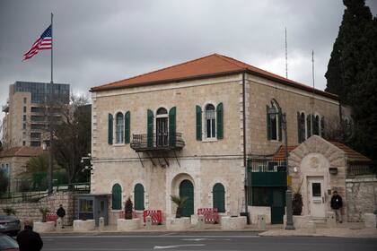 ARCHIVO - Una bandera estadounidense ondea sobre el consulado de EEUU en Jerusalén, 4 de marzo de 2022. (AP Foto/Ariel Schalit, File)