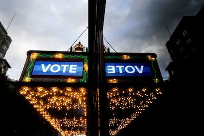 ARCHIVO - Una marquesina dice "vote" el día de las elecciones intermedias, el 8 de noviembre de 2022, en el centro de Atlanta. (AP Foto/Brynn Anderson, archivo)