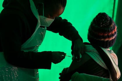 ARCHIVO — En imagen de archivo del 3 de junio de 2021, un adulto mayor recibe una dosis de la vacuna de Pfizer contra el COVID-19 en una clínica en Orange Farm, cerca de Johannesburgo, Sudáfrica. (AP Foto/Denis Farrell, archivo)