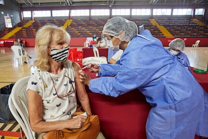ARGENTINA: Teresa Salder, de 75 años, se vacuna el 1ro de marzo en Mendoza. Mas de 73.000 personas mayores de 70 son los que han prestado su conformidad para ser vacunados. Se aplicaron dosis de la Sputnik V. Mendoza, lunes 1 de marzo de 2021.