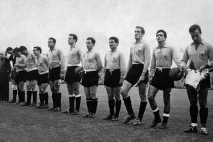 La selección Argentina, contra Alemania, en el Mundial de Suecia, en 1958, con la camiseta del Malmö