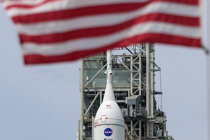 En esta imagen publicada por la NASA el 28 de agosto de 2022, el cohete Artemis con la nave espacial Orión a bordo se ve sobre un lanzador móvil en la plataforma de lanzamiento 39B, mientras continúan los preparativos para el lanzamiento en el Centro Espacial Kennedy en Cabo Cañaveral, Florida.