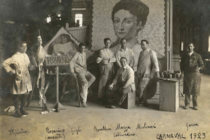Artistas en el taller. "Alejandro [Hidalgo], Rosarivo, Gigli, Basaldúa, Mazza, Collivadino [sentado], Molinari y Garc{ía", 1923