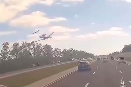 Así se vio el aterrizaje de emergencia de un jet en carretera de Florida que dejó 2 muertos