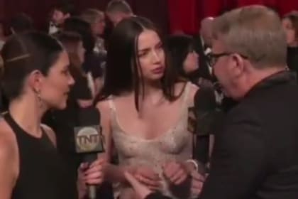 Axel Kuschevatzky entrevistó a Ana de Armas en la alfombra roja de los Oscar y le hizo una pregunta que la desconcertó (Foto: captura de video)