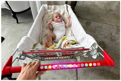 Barby Franco compartió una foto del particular “cochecito” de bebé que usa su hija y en las redes la fulminaron