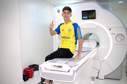 Belmonte sonríe, durante su revisión médica antes de sumarse a Boca (Twitter @BocaJrsOficial)