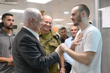 Benjamin Netanyahu y uno de los rescatados, Andrey Kozlov, en el hospital Sheba Tel-HaShomer. GPO/dpa