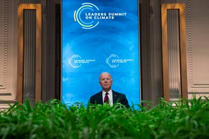 Biden escucha a otros líderes durante la cumbre climática