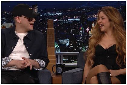 Bizarrap y Shakira en el set de The Tonight Show, el prestigioso programa nocturno de Jimmy Fallon